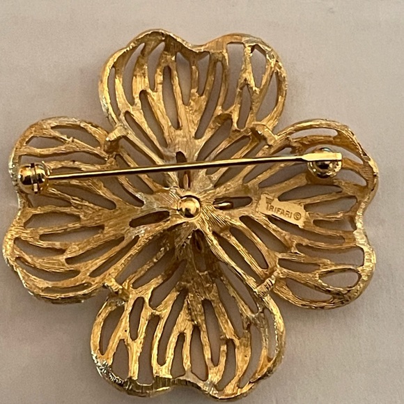 CROWN TRIFARI GOLD TONE TEXTURED FLOWER SIGNED BROOCH/PIN VINTAGE 1950’S - Picture 2 of 6